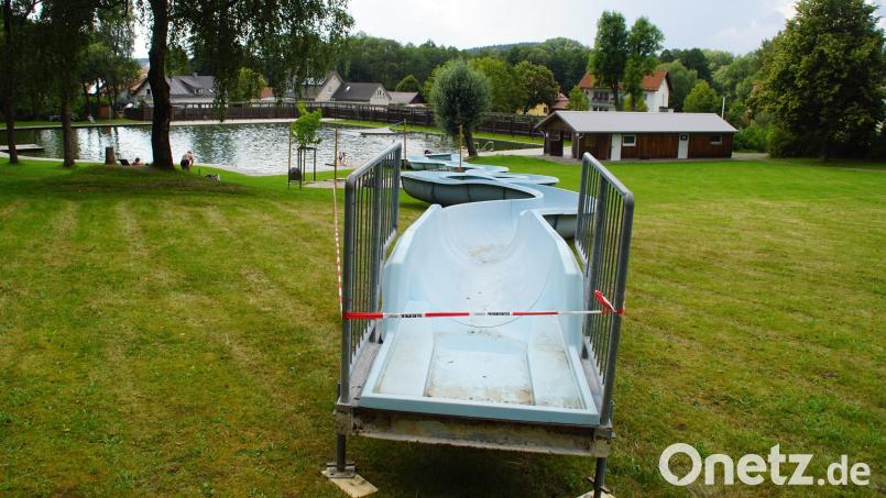 Auch wenn die Sonne mal pausiert, hat das Moorbad ein paar Fans. Etwas mehr dürften es am Sonntag werden, wenn die Feuerwehr hier fürs Ferienprogramm die eigens für einen Nachmittag installierte Rutsche für den Betrieb unter Aufsicht freigibt. Bild: mmj