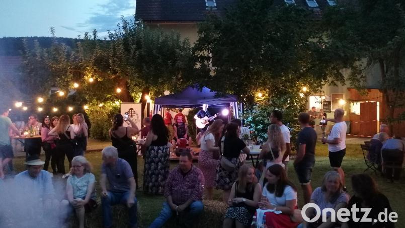 Zahlreiche Besucher kommen zum Weinfest des SV Altendorf in den Schützengarten. Bild: wrl