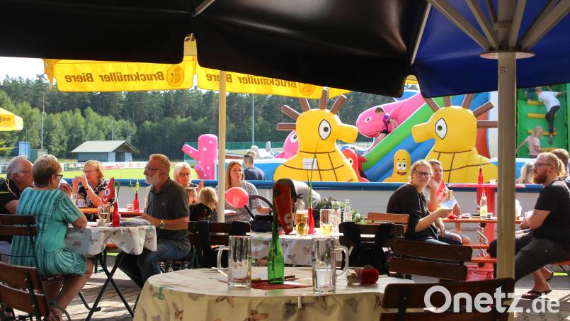 Schattenplätze waren gefragt beim Spielefest in Etzenricht. Bild: war