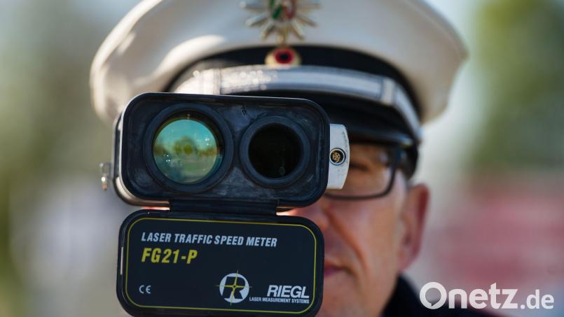 Bei Geschwindigkeitskontrollen auf der B 85 bei Amberg und Poppenricht waren über 50 Autofahrer zu schnell unterwegs. Symbolbild: Monika Skolimowska/dpa