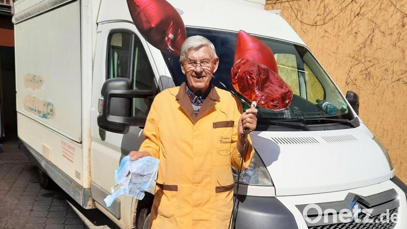 Christian Wenkmann mit seinem Luftballon-Fund. Bild: Ruth Herbst