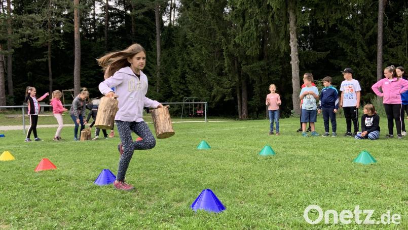 Schnelligkeit und Geschick erfordert das Baumstammtragen auf einem Hindernisparcours. Bild: Sportklub Fürnried/exb