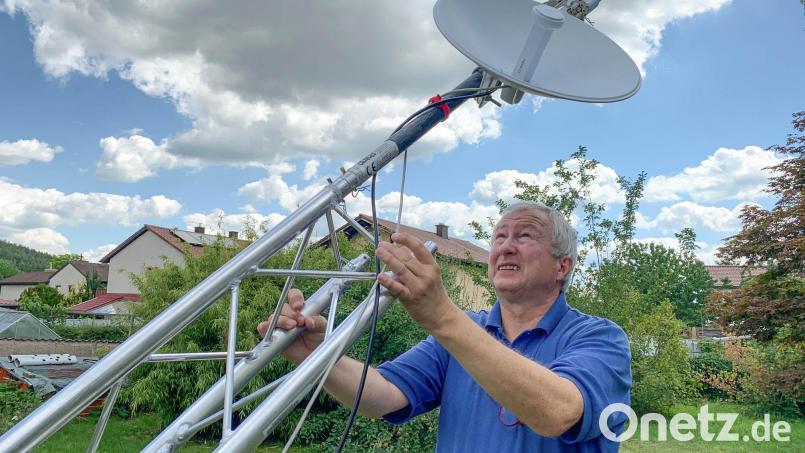 Michael Wagner machte die Funkamateurausbildung bereits mit 17 Jahren ist ist als heute 60-Jähriger immer noch begeistert von seinem Hobby. Bild: Gabi Schönberger