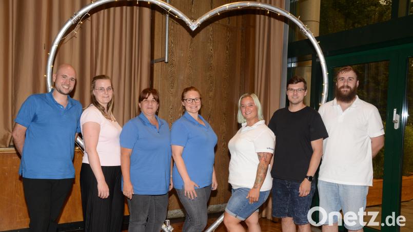 Den Vohenstraußer Faschingsverein führen künftig (von links) Präsident und Erster Vorsitzender Thomas Meyer, Zweite Vorsitzende Sandra Kowal, Schriftführerin Tanja Pflaum, Katharina Meyer Vohenstraußer Faschingsverein, Isabella Landgraf IFaschingskostüme), Sebastian Beierl (Technischer Leiter) und Josef Pflaum junior. (Organisationsleiter) Bild: bey