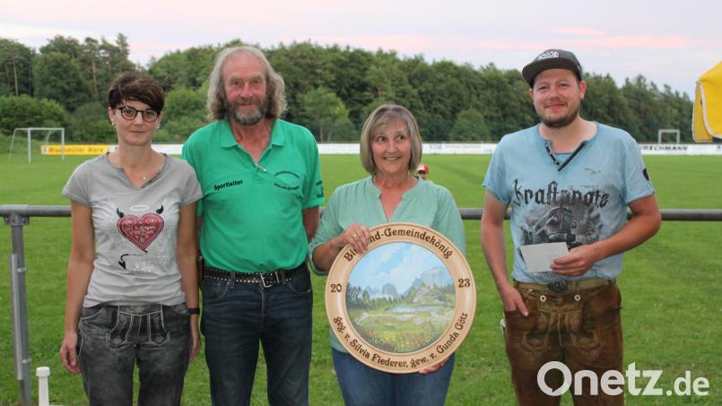 Strahlende Gesichter bei (von links) der bisherigen Königin Silvia Fiederer, Sportleiter Ernst Kölbel, der Birgland-Königin 2023, Gunda Götz, und ihrem Ersten Ritter Patrick Danhauser. Bild: sis