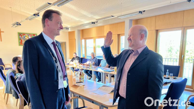 Bürgermeister Ernst Schicketanz (links) vereidigt Thomas Zahner als Nachrücker der zurückgetretenen CSU-Gemeinderätin Gabriele Hagemann. Bild: Eichl