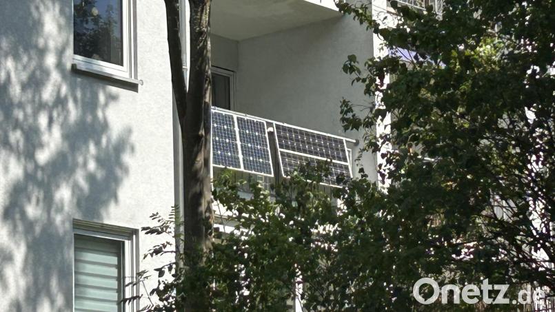 Auch im Stadtgebiet von Sulzbach-Rosenberg, wie etwa hier an einem größeren Gebäude mit mehreren Wohnungen, werden die Balkon-Kraftwerke bereits genutzt. Bild: Andreas Royer