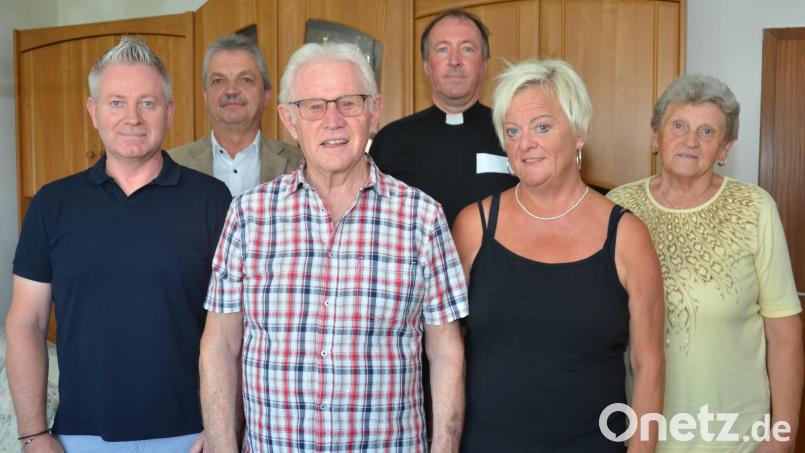Max Holzgartner inmitten seiner beiden Kinder Karl und Marion sowie Lebensgefährtin Edeltraud Schober. Bürgermeister Andreas Wutzlhofer (hinten, links) und Pfarrvikar Ronald Liesaus (hinten, rechts) wünschen dem Jubilar weiterhin beste Gesundheit, damit er noch recht lange seinen Hobbys nachgehen kann. Bild: dob