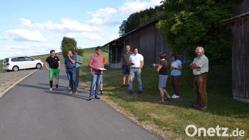 Der Bauausschuss berät unter Vorsitz des Zweiten Bürgermeisters Bernhard Rom (Vierter von links) über die Einführung einer Geschwindigkeitsbegrenzung bei der Bio-Gärtnerei Steinhilber in Uchamühle. Bild: gi