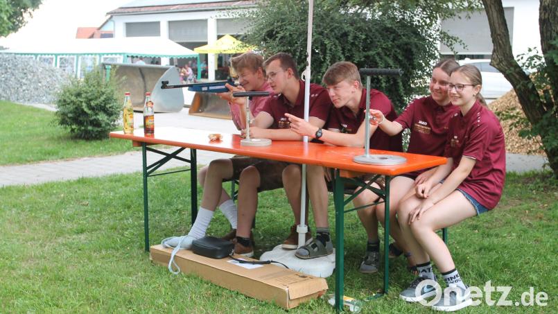 &quot;Schau hin, getroffen&quot;, freut sich Katrin Bock (Zweite von rechts) über den Treffer von David Reber (links). Bild: pi