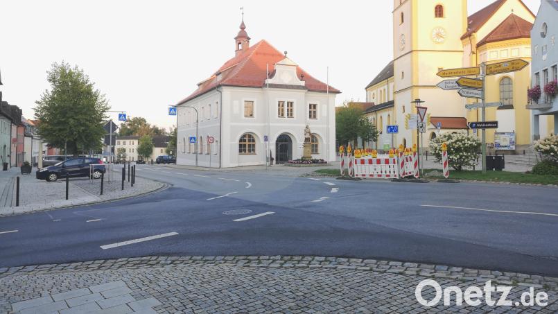 Im Morgenlicht zeigen sich die unterschiedlichen Farben der alten und schadhaften Asphaltschichten, die an der Kreuzung Oberer Marktplatz/Unterer Marktplatz/Bachstraße zusammentreffen, besonders deutlich. Nun steht dort eine Neuasphaltierung an, wofür eine voraussichtlich zwölftägige Vollsperrung nötig ist. Bild: lnz