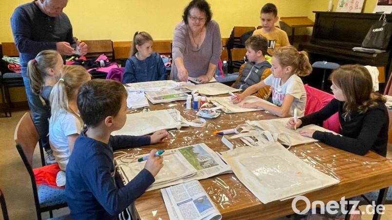 T-Shirts, Stofftaschen und Turnbeutel gestalten die Kinder beim Gartenbauverein Schwarzenfeld. Bild: Monika Graf/exb