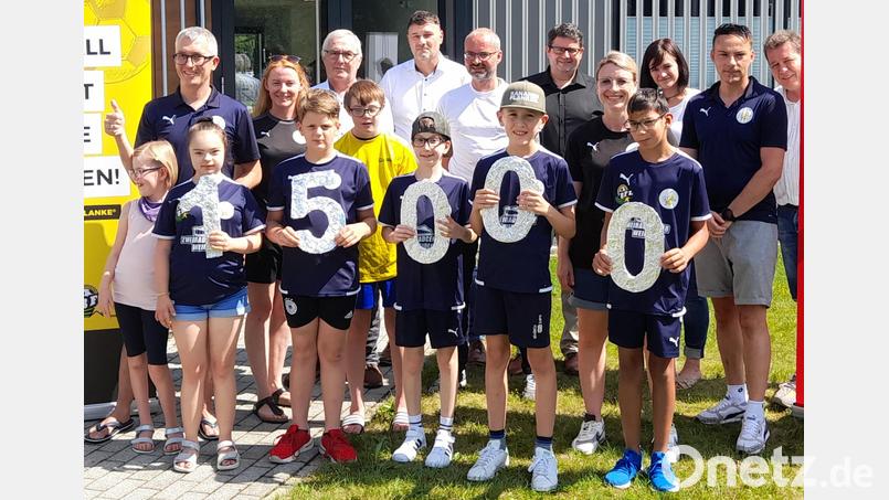 Das Team Bananenflanke freut sich über eine Spende der Firma Sitlog. Das Geld fließt in den Bau eines Soccercourt. Bild: nba