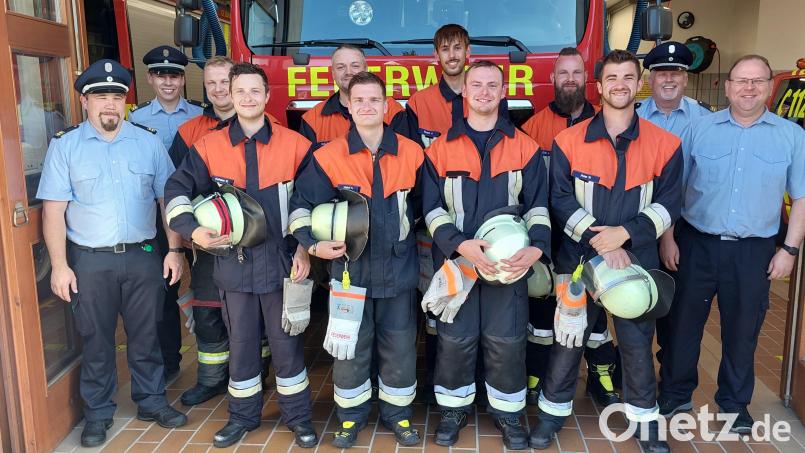 Eine Gruppe der Lintacher Feuerwehr, hier mit ihren Ausbildern und Prüfern, ist bei einer Leistungsprüfung erfolgreich. Bild: Michael Weiß/exb