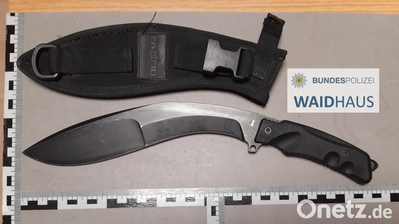Das Messer, das der 65-Jährige am Gürtel trug, ist 24 Zentimeter lang: ein gekrümmtes Kukri. Bild: Bundespolizei Waidhaus