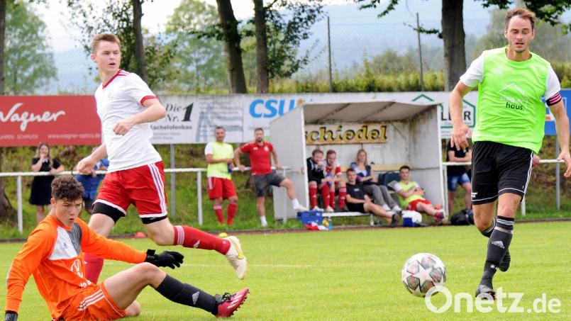 Neuling TSV Bärnau wartet in der Kreisliga Süd immer noch auf den ersten Punktgewinn. Hier haben Torwart Patrick Rahn und Kapitän Luca Gleißner beim 0:4 in Wiesau gegen Fabian Nickl (weißes Trikot) das Nachsehen. Am Sonntag empfangen die Bärnauer den ASV Waldsassen. Archivbild: hho