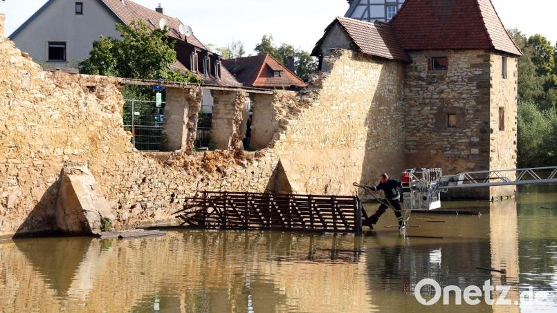 In Folge der Unwetter mit Starkregen in Franken ist ein Teil der historischen Stadtmauer in Weißenburg eingestürzt. Bild: Goppelt/vifogra/dpa
