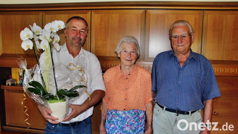 Zur Eisernen Hochzeit gratuliert (von links) Zweiter Bürgermeister Christian Sperber dem Ehepaar Margareta und Dieter Wonneberger. Bild: ds