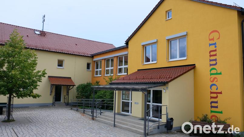 Die &quot;Potenzialanalyse Photovoltaik&quot; bringt der Gemeinde viele Erkenntnisse zur Sonnenstromgewinnung auf Dächern gemeindeeigener Liegenschaften. Unter anderem erscheint die verstärkte Nutzung der Schulhaus-Dachflächen wirtschaftlich interessant. Bild: do