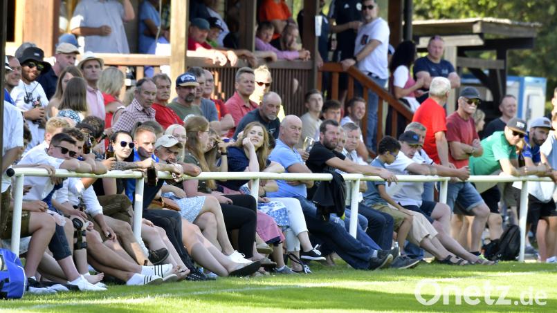 &quot;Unsere Zuschauer sind super. Da ist was los auf dem Sportplatz&quot;, freut sich der neue Trainer des FC Edelsfeld. Am Sonntag um 15 Uhr gastiert der Absteiger SV Raigering am Hahnenkamm. Archivbild: Hubert Ziegler