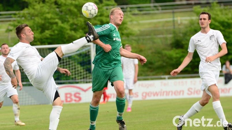 Markus Singer (grünes Trikot) und seine Mitspieler von der SpVgg Schönseer Land sind in dieser Saison noch nicht richtig in Tritt. Nervös wird deswegen im Grenzland keiner. Bild: mhs