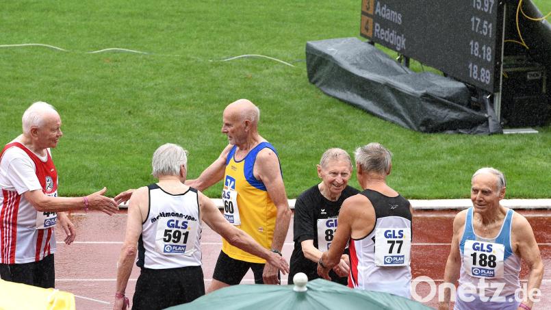 Der Weidener Karl Schmid (rechts) freut sich nach dem 100-Meter-Finale über Titelgewinn und Europarekord. Bild: Laszlo Ertl