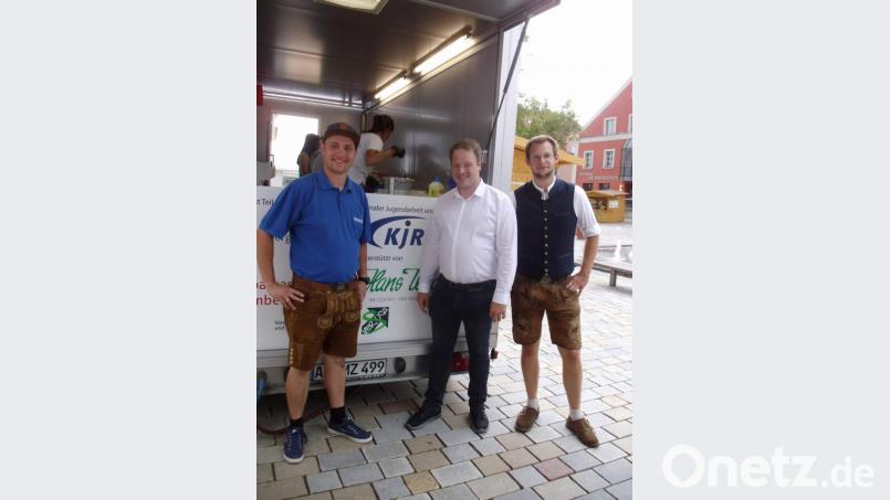 Der Musikzug hat die ehemalige „fruchtBar“ des Kreisjugendrings erworben. Der Anhänger war beim 47. Hirschauer Marktplatzfest in neuer Funktion erstmals im Einsatz (von links): Musikzugvorsitzender Maximilian Stein, KJR-Kassier Henner Wasmuth und der stellvertretende Musikzugvorsitzende Erik Remhof. Bild: u