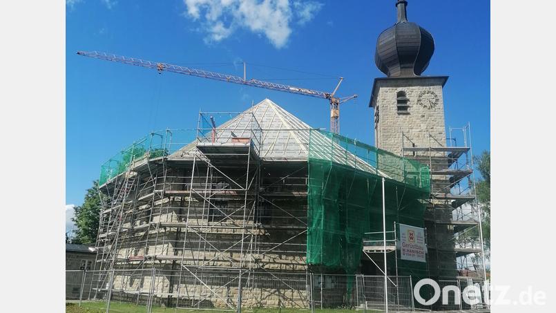Die Dacharbeiten an der katholischen Kirche in Krummennaab schreiten gut voran. Bild: vsr