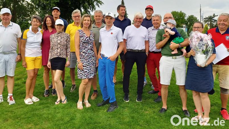 GLCS-Präsident Harald Thies (links) und Spielleiter Reinhold Scharl (rechts) gratulierten nicht nur den Gewinnerinnen und Gewinnern des PC IV-Cups, sondern auch Katalin und Paul Cormann zur Geburt ihres Sohnes. Bild: lst/exb