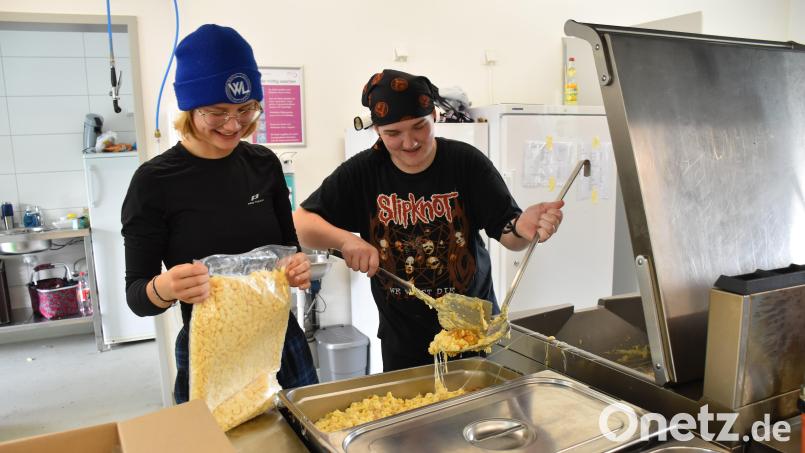 In der Küche werden Käsespätzle vorbereitet. Küchenchefin Julia Obwandner und Luke Stöckl sind eifrig am Kochen. Bild: ubb