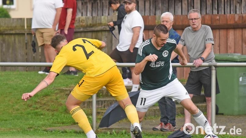 Der SV Mitterteich muss am Samstag im Heimspiel gegen den TSV Weißenburg auf Marco Kießling (rechts) verzichten. Der Torjäger hat sich in den Urlaub verabschiedet. Bild: Gebert