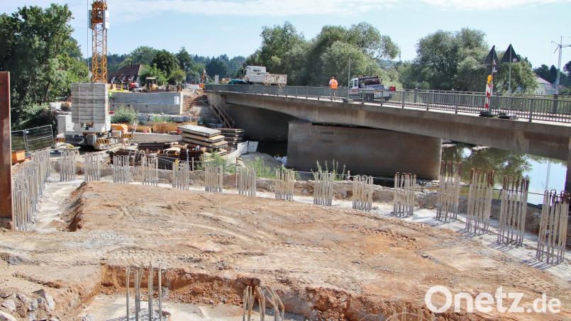 Neben der alten Brücke (rechts) wird eine Behelfsbrücke errichtet, in der Mitte die Baustelle dafür. Sobald die Behelfsbrücke im Herbst in Betrieb geht, wird die alte Brücke über die Kleine Naab abgebrochen. Bild: Thomas Dobler