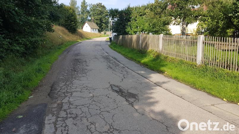 Die Gemeindeverbindungsstraße zwischen Niederland und Saubersrieth befindet sich in äußerst schlechtem Zustand. Der Ausbau mit veranschlagten 1,745 Millionen Euro steht bereits im Moosbacher Haushalt. Bild: gi