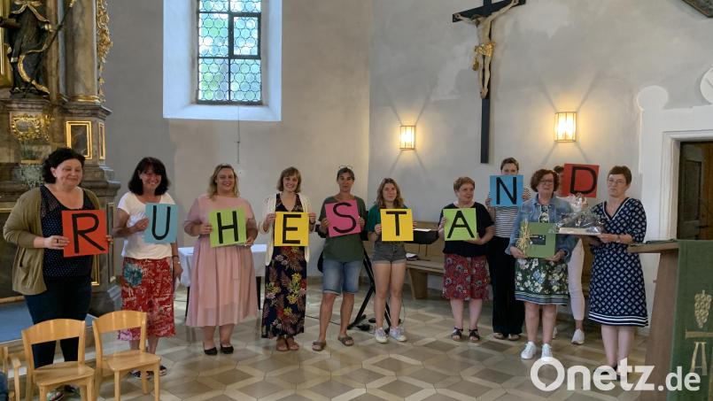 Anita Pickel (Zweite von rechts) hält das Geschenk in den Händen, mit dem sie die Leiterin des Kinderhauses, Kerstin Renner (rechts), und ihre Kolleginnen verabschiedet haben. Bild: Kinderhaus Etzelwang/exb