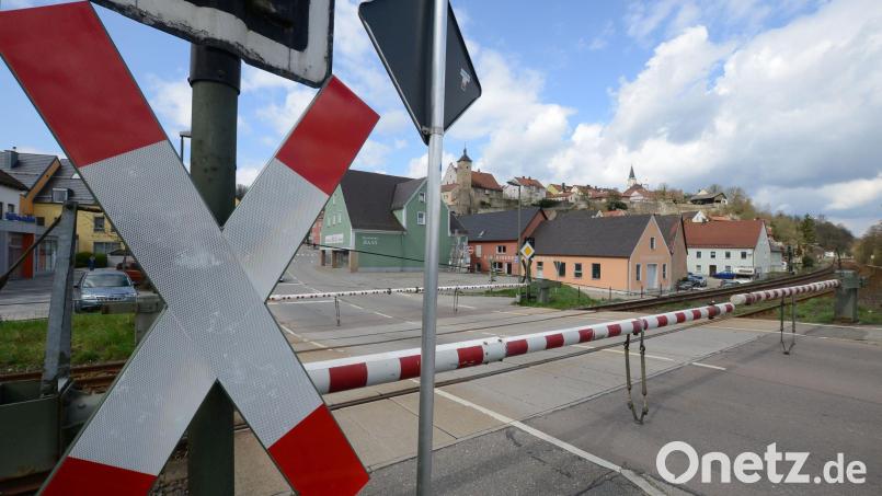 Wie geht&#039;s weiter mit dem Bahnübergang in Nabburg? Eine Gerichtsentscheidung zur Klage der Stadt lässt auf sich warten. Bild: Hartl