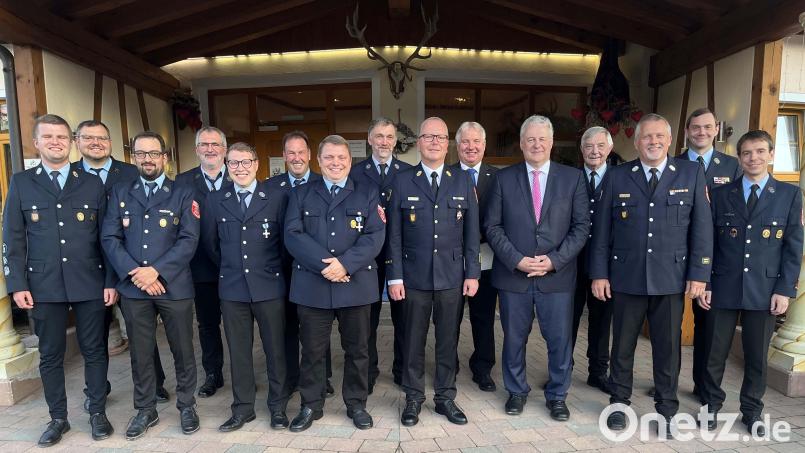 Die Feuerwehrmänner der Feuerwehren Thanheim und Ensdorf bringen es zusammen auf 260 Jahre aktiven Feuerwehrdienst. Landrat Richard Reisinger (Fünfter von rechts) überreicht die staatlichen Ehrenzeichen. Bild: Christine Hollederer/exb