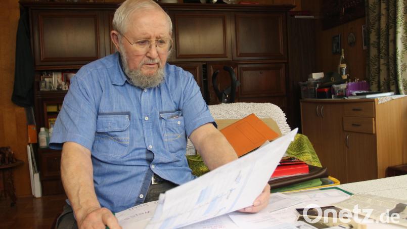 Josef Zintl hält die Unterlagen über seinen Vater in der Hand. Bild: pi