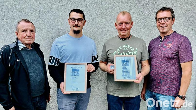 Die Firma Haustechnik Platzer aus Wildenau ehre zwei langjährige Mitarbeiter. Im Bild Seniorchef Alois Platzer (von links), Mario Gmeiner, Wolfgang Platzer und Firmenchef Matthias Platzer. Bild: Haustechnik Platzer/exb