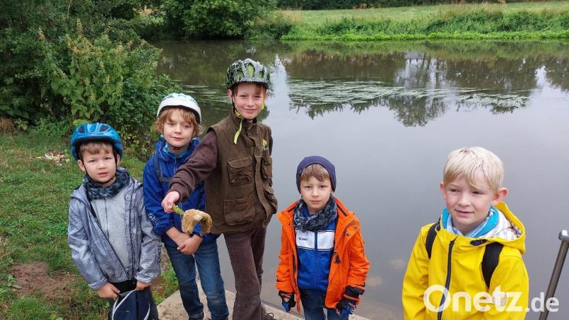 Eigentlich wollten die Kinder bei ihrer Radtour die Tier- und Pflanzenwelt kennenlernen, sahen aber auch achtlos zurückgelassenen Müll. So fischten sie Steaks aus der Vils und entsorgten diese. Bild: Jonas Nelhiebel/exb