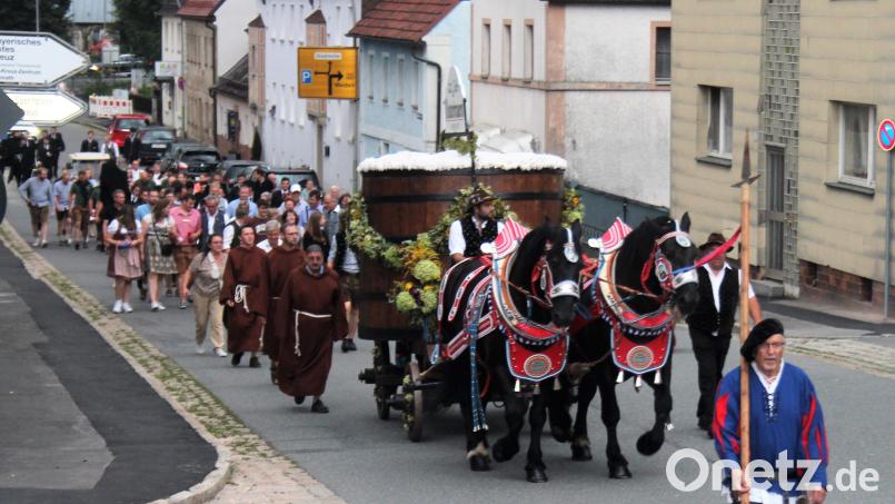 Die traditionelle Bierkutsche durfte zur Eröffnung des Wiesenfests in Kemnath nicht fehlen. Bild: stg