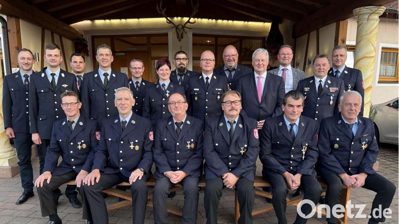 Die Aktiven der Hohenburger Ortsfeuerwehren Allersburg-Berghausen, Ransbach und Mendorferbuch-Egelsheim bringen es zusammen auf 315 Jahre Dienst. Landrat Richard Reisinger (stehend, Vierter von rechts) überreicht die staatlichen Ehrenzeichen. Bild: Christine Hollederer/exb