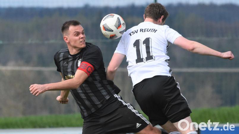 Der Erbendorfer Torjäger Sandro Hösl (links) und Sebastian Schieder vom TSV Reuth liefern sich ein Kopfballduell. Der TSV Reuth verlor den letzten Vergleich gegen den Nachbarn TSV Erbendorf mit 1:3 und will es bei der Neuauflage des Steinwald-Derbys diesmal besser machen . Bild: G. Büttner