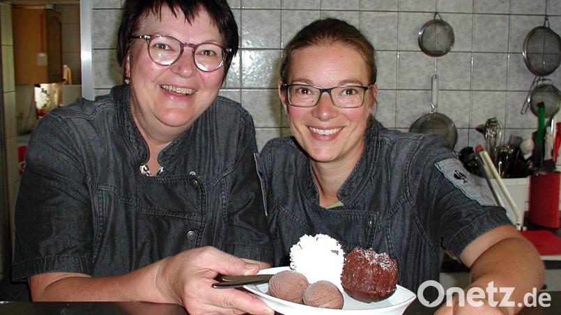 Schon der Anblick von &quot;Elsas Küsschen&quot;, einem für das Reger-Jahr kreierten Dessert, zaubert gute Laune in die Gesichtszüge von Edda Pöllath und Tochter Julia. Die Freude gilt auch dem Wiedererreichen des Qualitätssiegels &quot;Ausgezeichnete bayerische Küche&quot;. Bild: ld