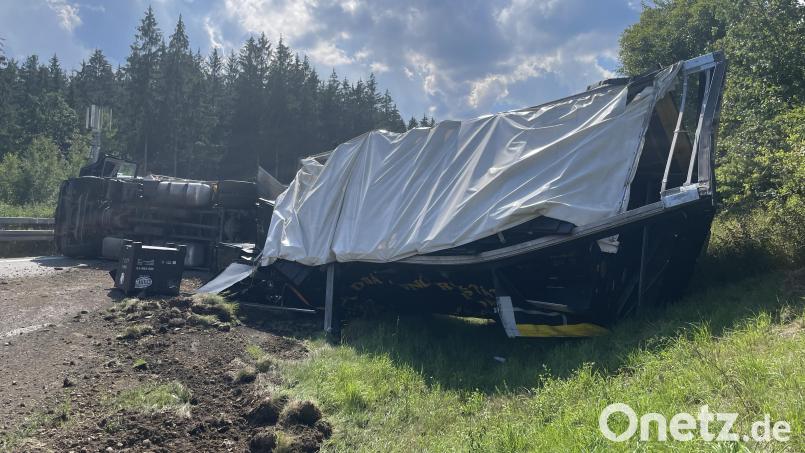 Der Fahrer war von der Straße abgekommen und mit seinem Lastwagen umgekippt. Damit blockierte er über vier Stunden die Autobahn. Bild: Verkehrspolizeiinspektion Weiden