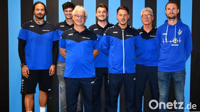 Ein Teil der neuen Trainer am NLZ Weiden (von links): Florian Eiser, Oliver Eckl, Martin Rothut, Andreas Lottner, Dominik Reichel, Wolfgang Ringer und NLZ-Leiter Christian Most. Bild: exb