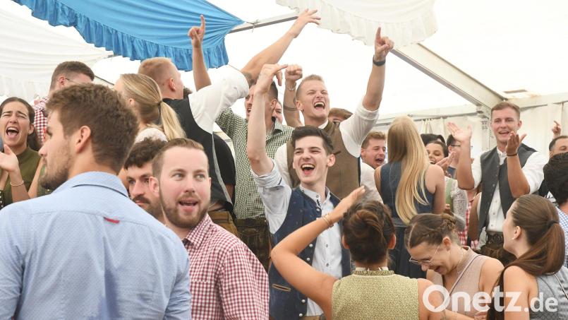 Floß, wie es singt, lacht und Party macht. Wenn es nicht Sturzbäche regnet, werden die Kirwaburschen und - mädels im Zelt vom Hochwasserschutz kaum etwas mitbekommen. Archivbild: Gabi Schönberger