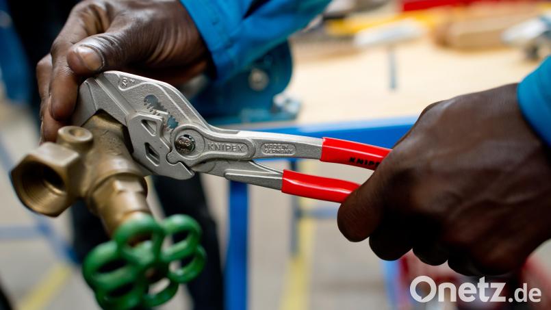 Ein Migrant arbeitet in der Lernwerkstatt in München unter professioneller Anleitung an einem Werkstück. Die Zahl der Beschäftigten mit ausländischem Pass ist im Landkreis Schwandorf seit 2017 deutlich gestiegen. Symbolbild: Sven Hoppe/dpa