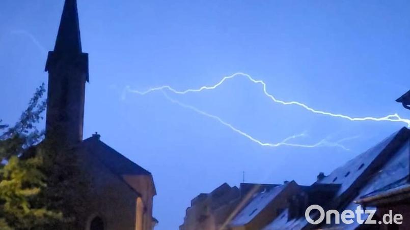 Im Unwetter Freitagnacht gelang der 14-jährigen Lina Sladky ein besonderer Schnappschuss. Sie fotografierte einen Blitz über der Klosterkirche in Tirschenreuth. Bild: Lina Sladky/exb