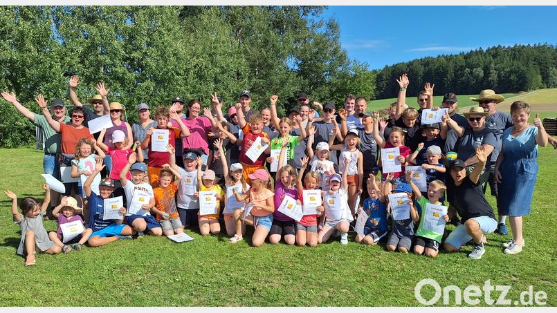 Die Kinder haben großen Spaß beim Spiel ohne Grenzen in Muschenried. Bild: Niebauer/exb