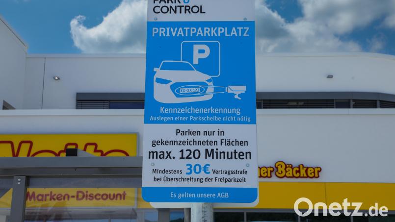 Die Freiparkzeit von zwei Stunden bei den Oberpfalz-Arkaden bleibt zwar bestehen, doch künftig können Kunden, die mit dem Auto kommen, für nur einen Euro pro Stunde länger stehen bleiben. Archivbild: Wolfgang Steinbacher